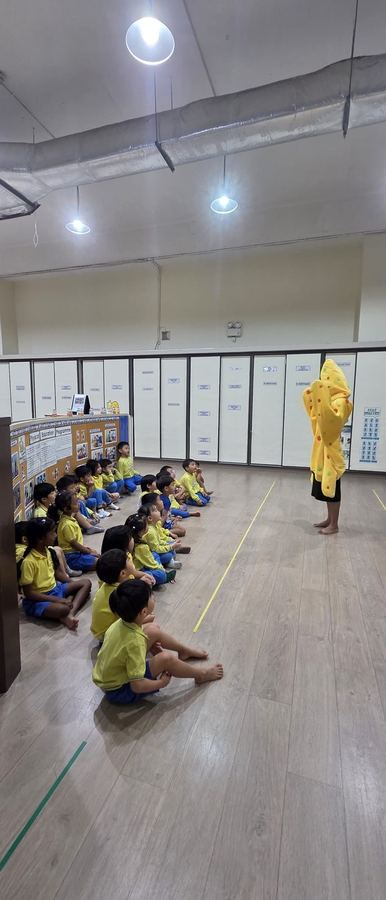Children watching Puffy at the Mascot Factory workshop