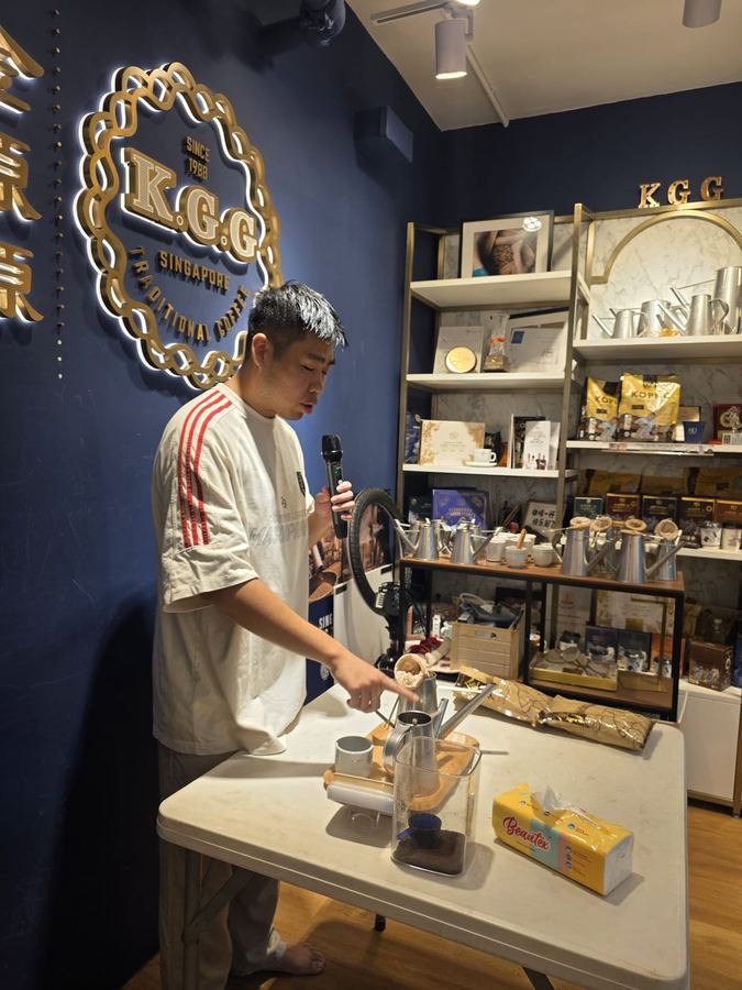 Seniors experiencing the bean-to-cup Nanyang coffee tour