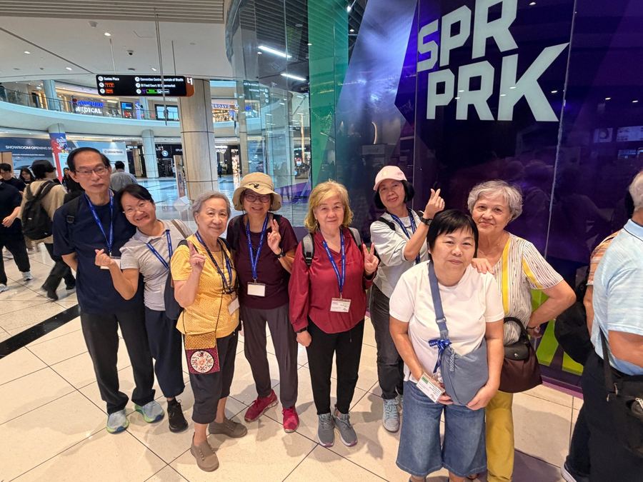 Edufarm seniors group at the start of the Singapore Duck Tour