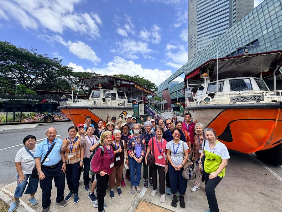 Group photo with the Singapore DUCKtours amphibious vehicles
