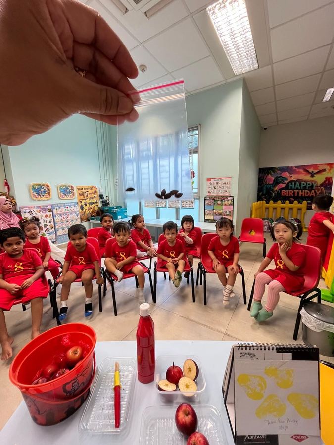 A Star Tots teacher leading a hands-on discovery lesson with the class
